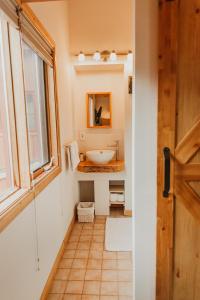 W łazience znajduje się umywalka i lustro. w obiekcie Ambleside Lodge Bed & Breakfast w mieście Canmore