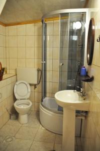 Kúpeľňa v ubytovaní Dom Wczasowy Dwa Światy + 22 fotografií