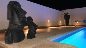 プラヤ・ブランカにあるVilla Estaca Luxuryの部屋のスイミングプールの隣の像