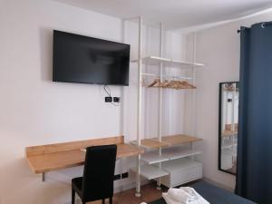 Televízia a/alebo spoločenská miestnosť v ubytovaní B&B Il Viaggiatore