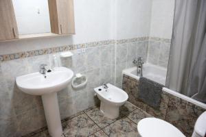 a bathroom with a sink and a toilet and a tub at AMPLIO APTO en ROQUETAS in Roquetas de Mar +4 photos