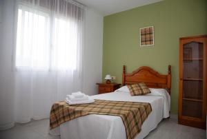 1 dormitorio con cama y ventana en Pico da Costa en Barreiros