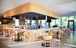 een restaurant met tafels en stoelen en een bar bij Numad Studios in San Sebastian
