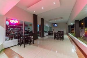 a dining room with tables and chairs in a restaurant at La Terraza Hotel in Jalpan