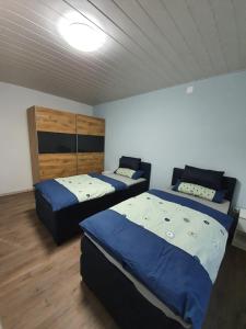 Zimmer mit 2 Betten und einem Sofa in der Unterkunft Casa Künske in Halle Westfalen