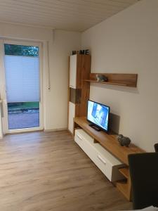 ein Wohnzimmer mit einem TV auf einem Holztisch in der Unterkunft Casa Künske in Halle Westfalen