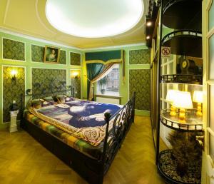 a bedroom with a bed in a room with green walls at Odessa Apartments Cherkasets in Odesa