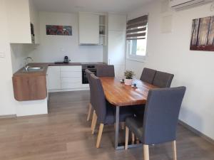 ครัวหรือมุมครัวของ Ferienwohnung Weizblick