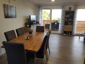 โทรทัศน์และ/หรือระบบความบันเทิงของ Ferienwohnung Weizblick
