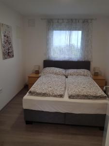 เตียงในห้องที่ Ferienwohnung Weizblick