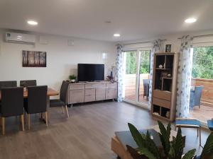 โทรทัศน์และ/หรือระบบความบันเทิงของ Ferienwohnung Weizblick