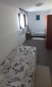 Cette chambre comprend 2 lits. dans l'établissement Ina 2, à Funtana