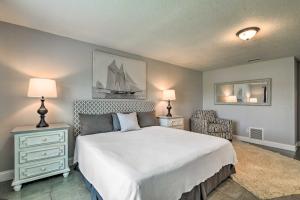 Ένα ή περισσότερα κρεβάτια σε δωμάτιο στο Chic Waterfront Home with Pool, Beach and Gulf Access! +24 φωτογραφίες