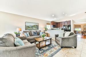 uma sala de estar com dois sofás e uma cozinha em World Golf Village Resort Home em Whites Ford