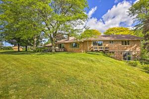 Taman di luar 12 Mi to Mt Holiday Traverse City Home with Deck!