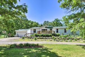 Lyndon StationにあるPeople and Paws Home with Fenced Yard by the Dells!の白屋