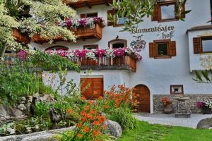 A garden outside Residence Blumenthalerhof