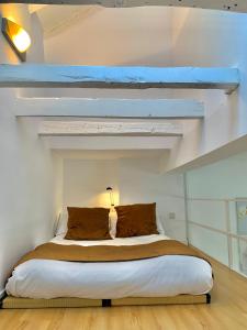 een slaapkamer met een bed in een kamer met: bij Apartamentos Puerta del Sol-Rastro in Madrid