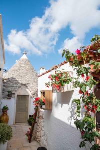 a white building with flowers on the side of it at Sogni d'oro in Alberobello