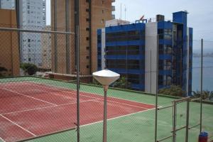 Tennis and/or squash facilities at IDEAL 1 or nearby