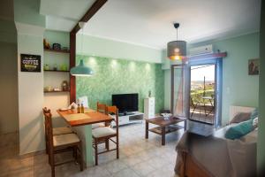 uma sala de estar com uma mesa e uma sala de jantar em Colourful apartments (Green Lagoon) em Argostoli