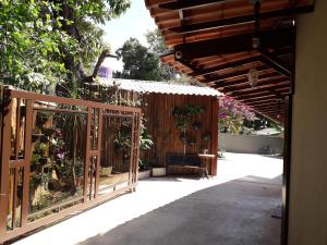 eine Terrasse mit einem Holzzaun mit Topfpflanzen in der Unterkunft Tapindaré Hotel in Alto Paraíso de Goiás