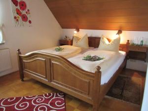 A bed or beds in a room at Pension Bauer