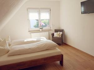 Een bed of bedden in een kamer bij Pension Bauer