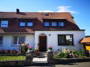 Casa blanca con techo rojo en Pension Bauer, en Ebern