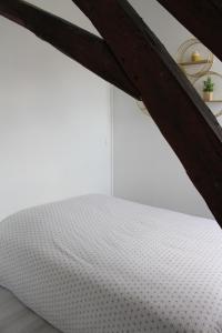 a white mattress in a room with a window at Studio plein coeur d'Auxerre in Auxerre