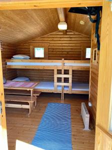 um quarto com beliches numa cabina de madeira em Huhtaniemen Mökkikylä em Veteli