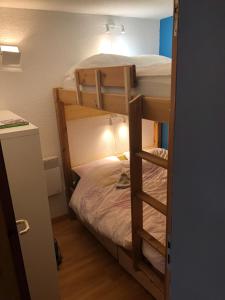 Łóżko lub łóżka piętrowe w pokoju w obiekcie Vue magnifique et balcon orienté sud - T2 pour 5 personnes