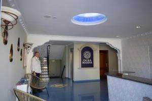 un hombre de pie en un vestíbulo con un frisbee en el techo en Hotel VIDA Ostra Marina, en Sanxenxo