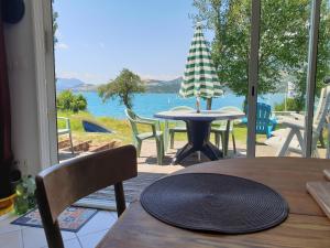 薩維訥的住宿－Rez de plage-Canoé+Paddle-70m²，庭院内桌椅和遮阳伞