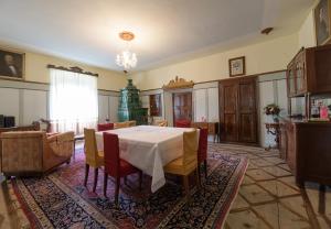 a dining room with a table and chairs at Casa Bolego in Cagnò