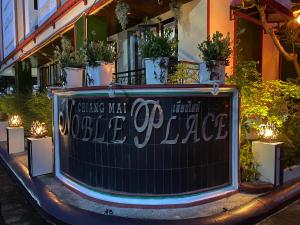 una señal para una cafetería frente a un edificio en Noble Place Chiangmai, en Chiang Mai