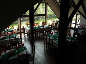 Reštaurácia alebo iné gastronomické zariadenie v ubytovaní Pensiunea Passiflora