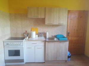 Una cocina o cocineta en Tanie noclegi w Bieszczadach 2 fotos más