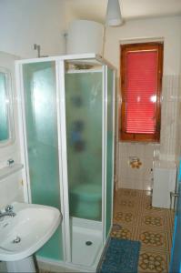La salle de bains est pourvue d'une douche et d'un lavabo. dans l'établissement Tra mare e collina c'è Belmare, à Montecorice