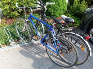 twee fietsen staan naast elkaar geparkeerd bij Chata Jedľoviny Martin in Martin