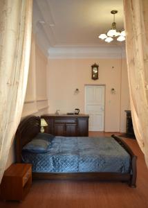 een slaapkamer met een bed en een klok aan de muur bij Stone Garden in Liepāja