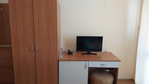 a room with a desk with a computer on it at Ivanovi Guest House in Primorsko