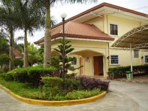 una casa con una luz de la calle delante de ella en Tubod Flowing Water Resort, en Minglanilla