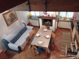 - un salon avec une table, un canapé et une cheminée dans l'établissement EMY & LU CASA VACANZE CITTA' ALTA Centro Storico, à Bergame