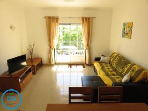 พื้นที่นั่งเล่นของ Apartamento T1 com vista mar perto da Praia N.ª Sra. da Rocha