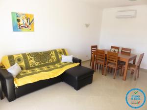 พื้นที่นั่งเล่นของ Apartamento T1 com vista mar perto da Praia N.ª Sra. da Rocha