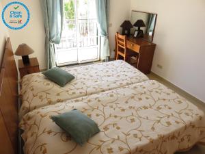 מיטה או מיטות בחדר ב-Apartamento T1 com vista mar perto da Praia N.ª Sra. da Rocha