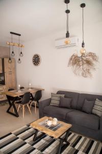 a living room with a couch and a table at Appartamento da Ciuruzzo in Trapani