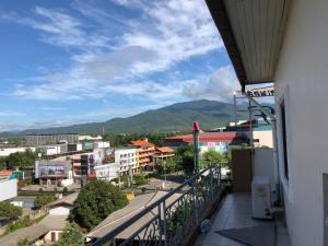 un balcone con vista sulla città di un edificio di Noble Place Chiangmai a Chiang Mai