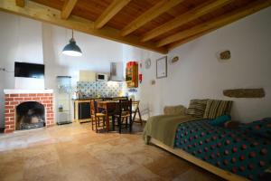 salon z kanapą i kominkiem w obiekcie Casa do Guardado w mieście Monsanto